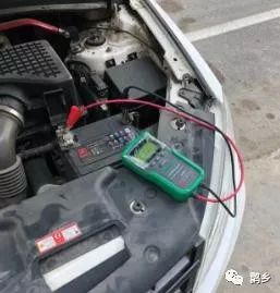汽车电瓶充满多少油