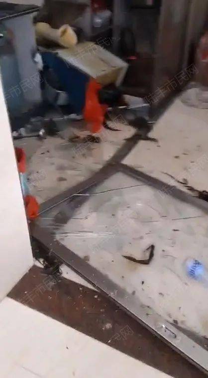 女子用高压锅煮粽子发生爆炸