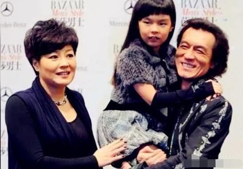 冯小刚女儿高中毕业回国 颜值逆袭