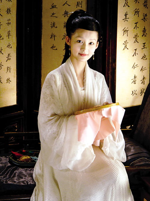 刘亦菲李沁中间这位女士