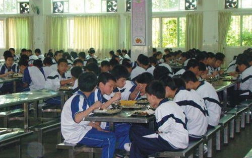 湖南一学校买1万多公斤荔枝给师生