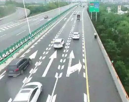 10路汽车相距多少 10路汽车相距多少