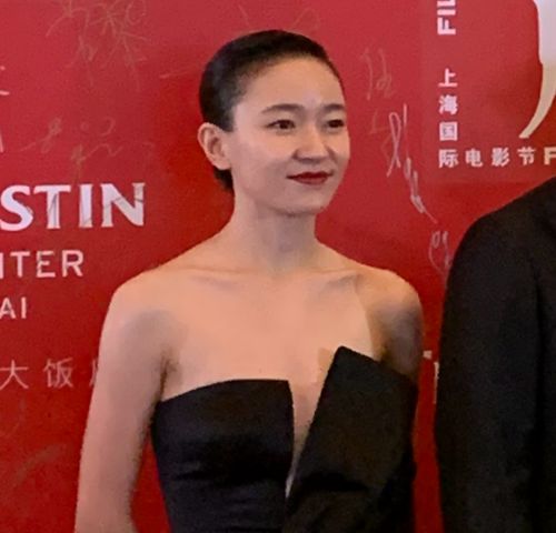 阿娇上影节红毯造型显臃肿