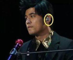 韩红痛斥歌手依赖耳机提示音