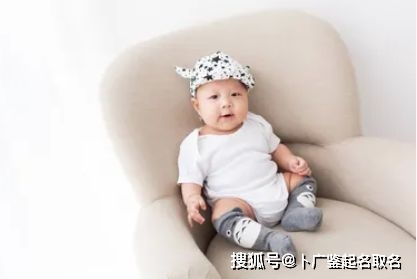 龙年出生的男孩取什么名字好（龙年出生的男孩取什么名字好听）